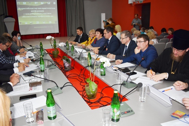 Работники ООО «ЗМЗ» приняли участие в крупном научном форуме